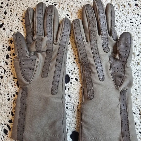 Isotoner Vintage Taupe Cashmere Lined Womens One Size Gloves - Picture 2 of 7